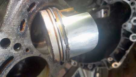 Zatarty_tlok_silnika.jpg